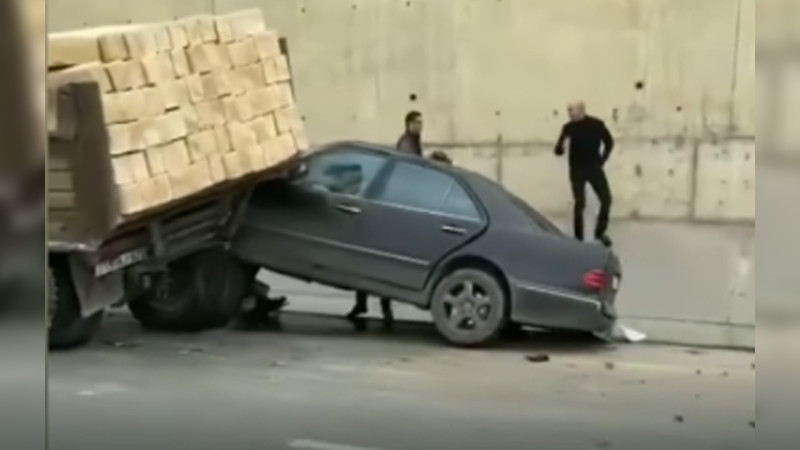 Sədərək yolunda minik avtomobili yük maşını ilə toqquşub