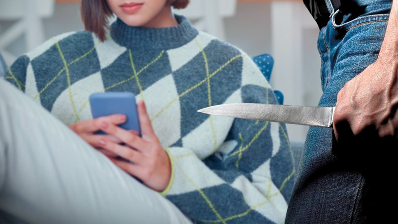 Sabunçuda WhatsApp statusuna görə qardaş bacısını bıçaqlayıb