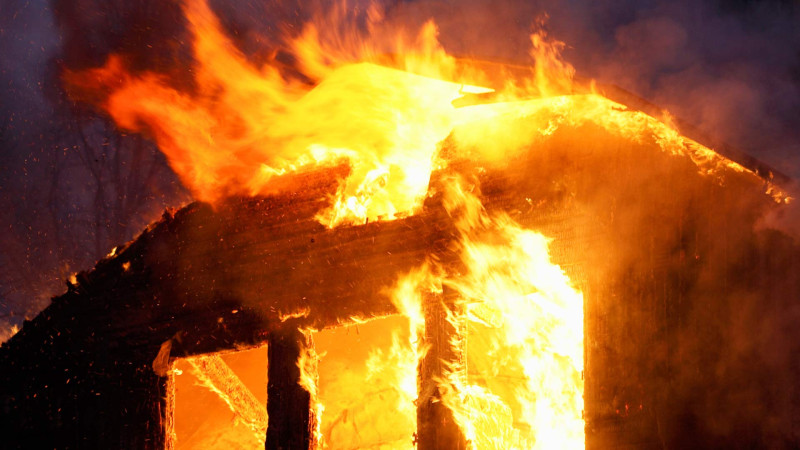 Xətai rayonunda yaşayış evi yanıb Hadisə yerinə