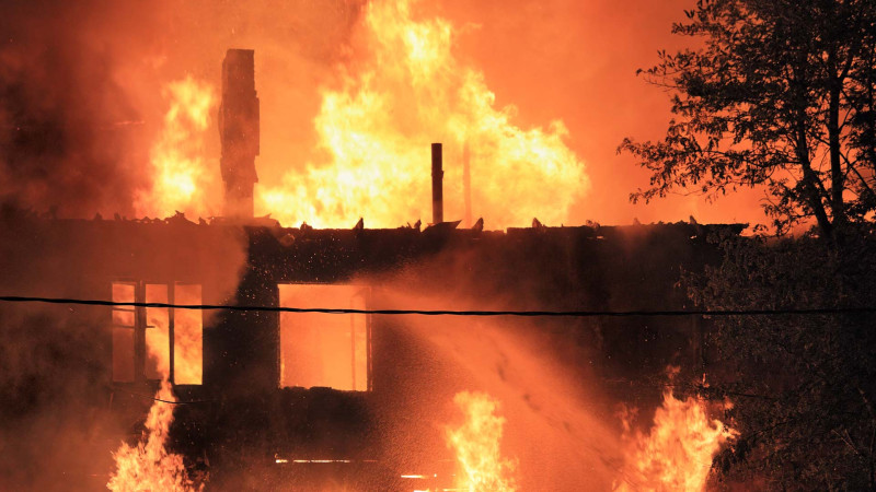 Xətai rayonunda bir-birinə bitişik mağazalarda yanğın baş verib