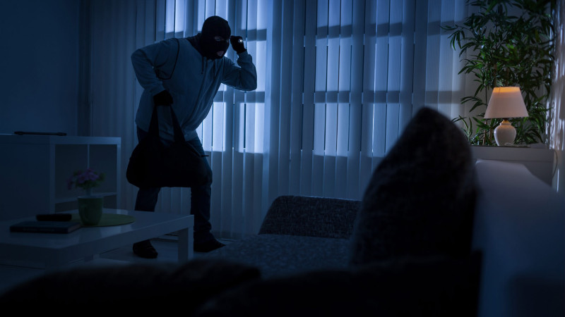 Şüvəlan qəsəbəsində 2 evdən oğurluq edən şəxs tutulub