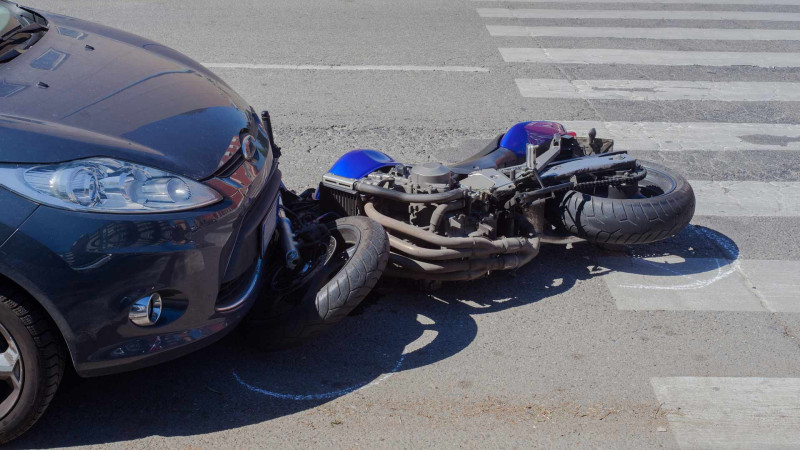 Motosiklet sürücüsü qəzaya uğrayıb