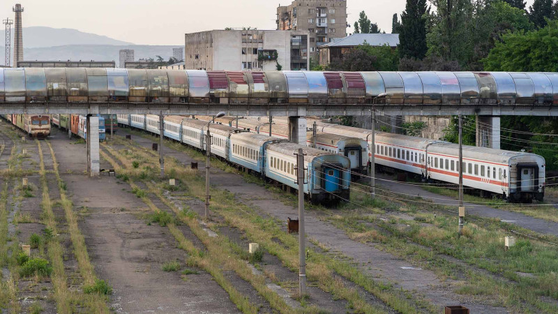 Bakıda qadın qatarın altında qalıb