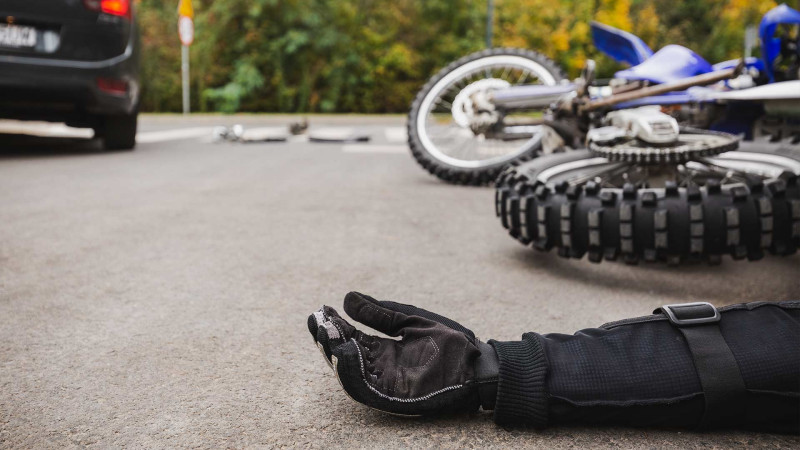 Nəsimi rayonunda motosiklet avtomobillə toqquşub