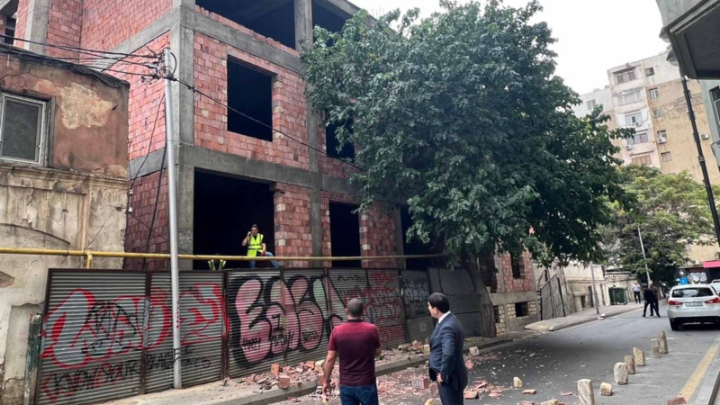 Bakıda memarlıq abidəsinin yaxınlığında daha bir qanunsuz tikili sökülür
