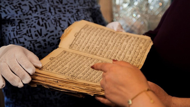 İçərişəhər sakini qoruğa 1 əsrlik kitab bağışlayıb