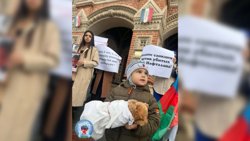 Fransanın Moskvadakı səfirliyi qarşısında azərbaycanlı qadınlar və uşaqlar aksiya keçiriblər
