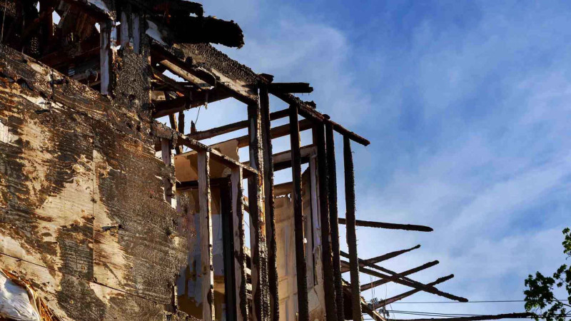 Xətai rayonunda tikili tamamilə kül olub