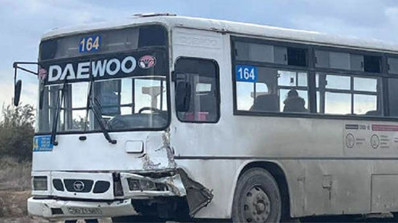 Sahil qəsəbəsində sərnişin avtobusu qəzaya düşüb