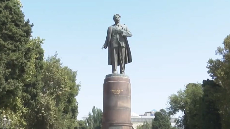 Yuyulmayan heykəllər: dahilərin çirkli heykəlləri vətəndaşları narahat edir
