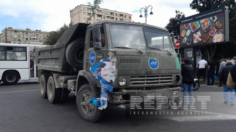 Bakıda sərnişin avtobusu yük maşını ilə toqquşub