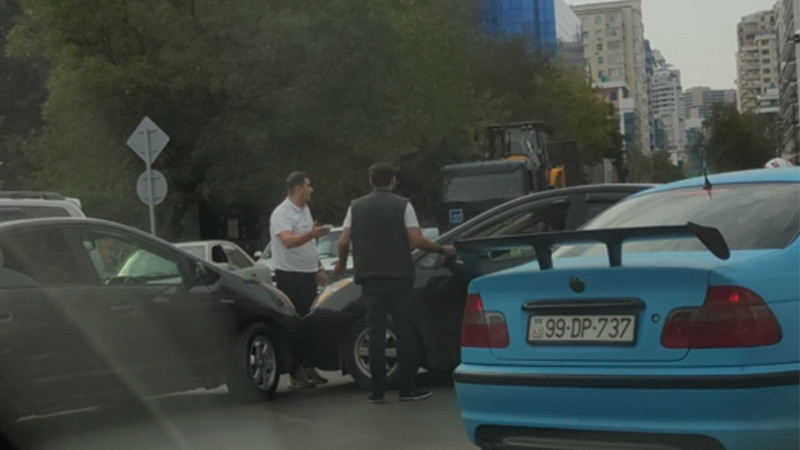 Akademik Həsən Əliyev küçəsində iki “Prius” bir birini taparaq toqquşub