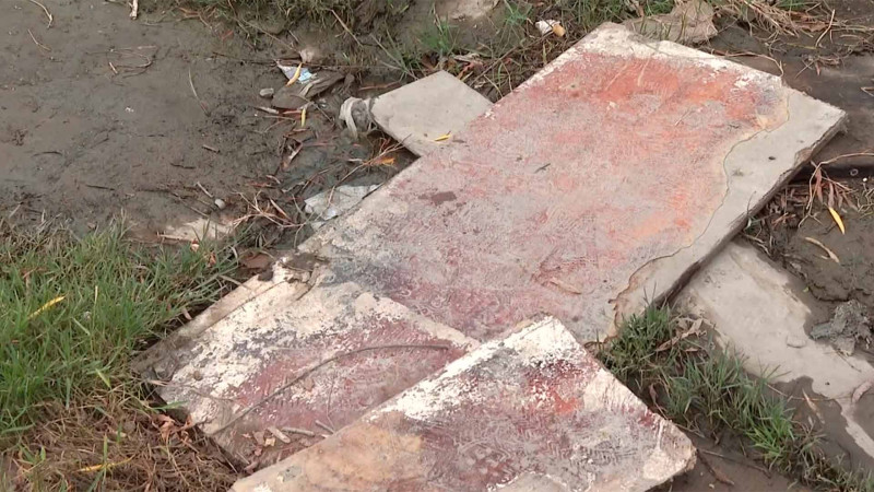 Xətai: Mirzə Davud küçəsində şagirdləri məktəbə aparan yeganə yol kartondandır