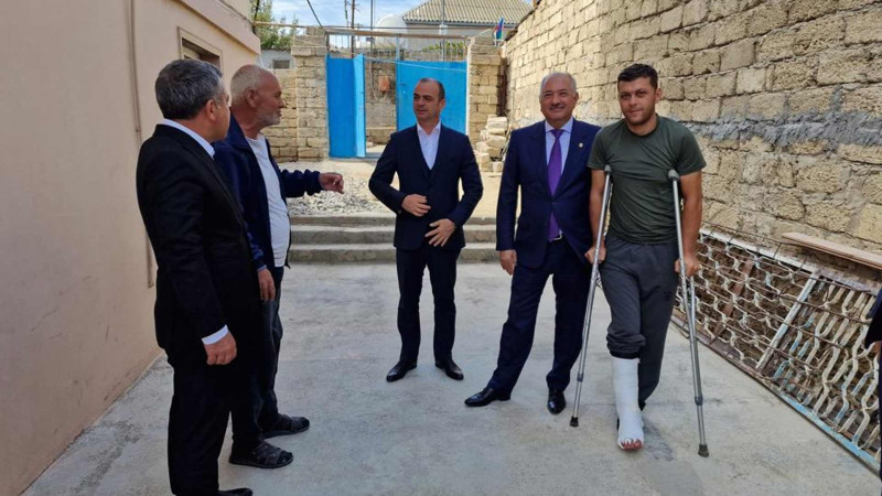 Suraxanı RİH-nin başçısı yaralı hərbçimizi ziyarət edib