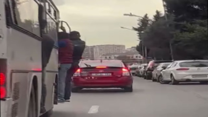 Paytaxtda sərnişin avtobusu açıq qapı ilə idarə olunub