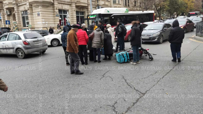 “Nizami” metrosunun yaxınlığında qəza: taksi avtomobili motosikletçini vurub