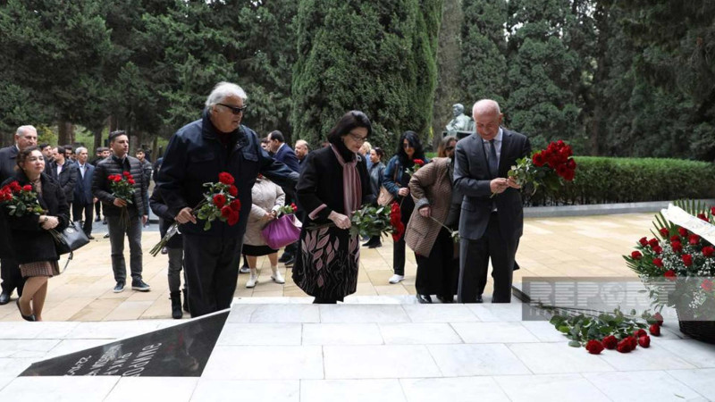 Fikrət Əmirovun 100 illiyi münasibətilə məzarı ziyarət olunub