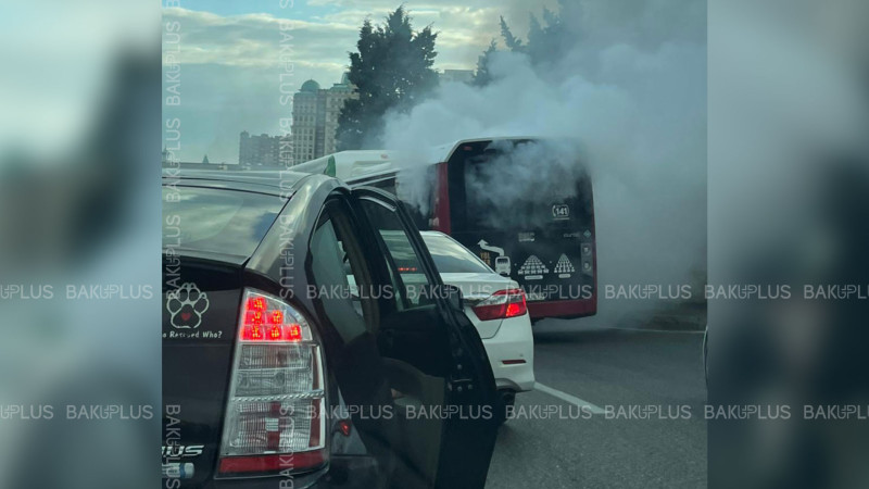 Bakıda hərəkətdə olan sərnişin avtobusu tüstülənib