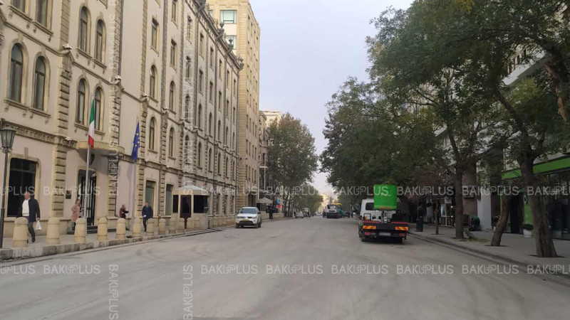 Xaqani küçəsində təmir işləri aparılır