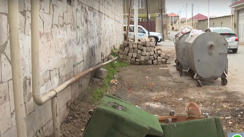 Suraxanı rayonunda qaz xətlərinə yaxın qoyulan zibil qutuları sakinləri narahat edir