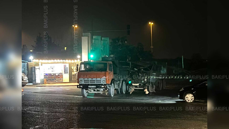Yeni Suraxanı qəsəbəsində 2 “Kamaz” toqquşub