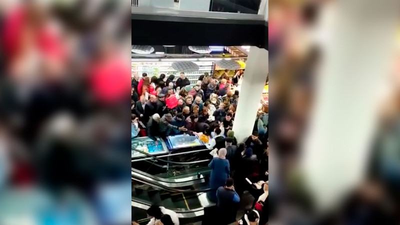 Bakıda yeni açılan supermarketdə izdiham yaşanıb