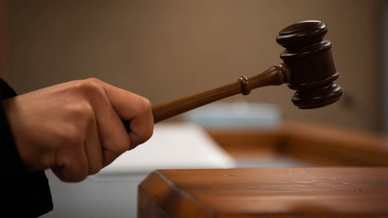 Bakıda 1 yaşlı oğlunu yerə çırpan ata həbs olunub