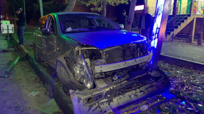 Bakıda iki avtomobil toqquşub: biri reklam bannerinə çarpılıb