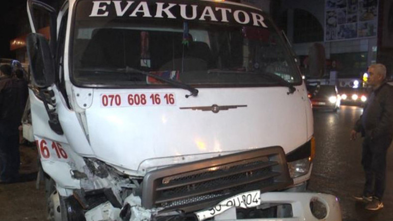 Sabunçu rayonunda üzərində avtomobil olan evakuator qəzaya düşüb