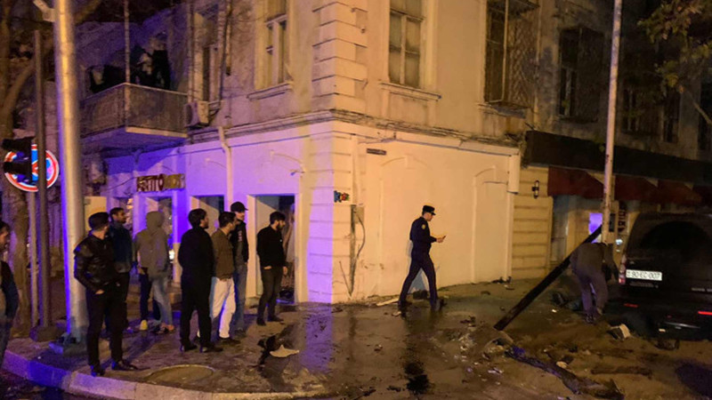 Azadlıq prospektində yük avtomobili binaya çarpılıb
