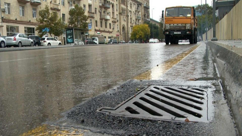Bakıda yollardakı yağış barmaqlıqlarını oğurlayan şəxs cəzalandırılıb