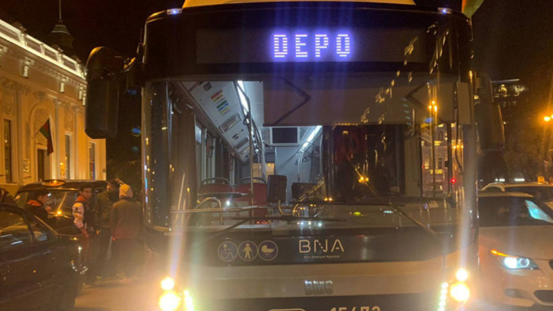 “BakuBus”-a məxsus avtobus qəzaya uğrayıb