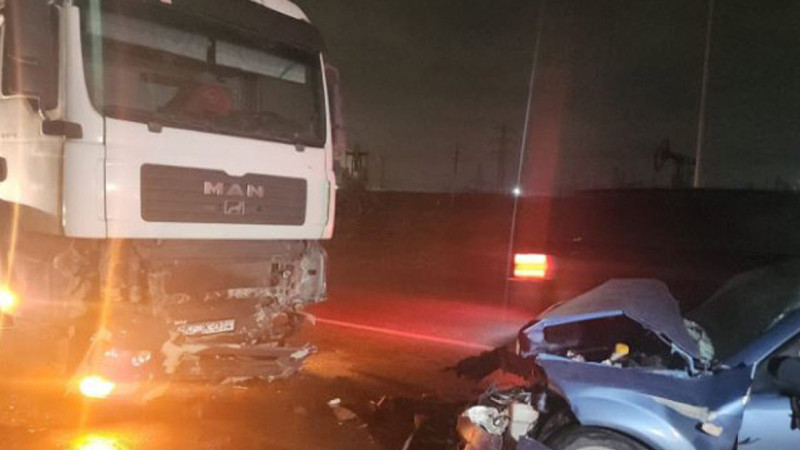 Balaxanıda yük və minik avtomobilləri toqquşub: 2 nəfər xəsarət alıb