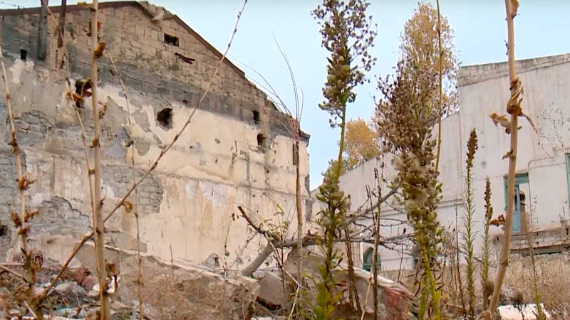 Bakının mərkəzində baxımsız qalan zavod narkomanların məskəninə çevrilib