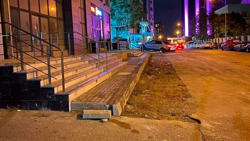 Bakıda daha bir küçədə piyada səkisi daraldılaraq parkinq yaradılır