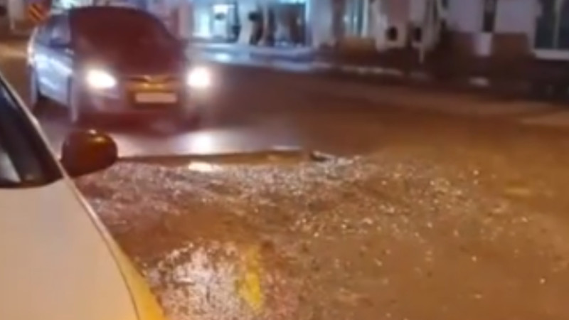 Xəzər rayonunda yol qazılıb, lakin işarə yoxdur: sürücülər ziyana düşürlər