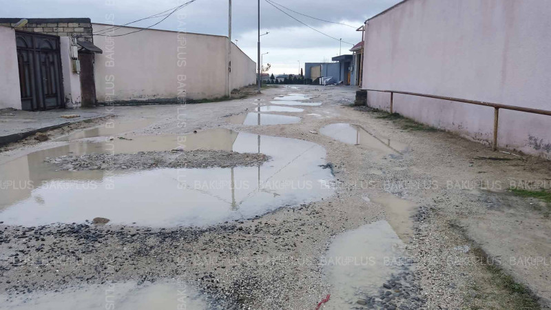 Buzovna qəsəbəsində küçələr bərbad vəziyyətdədir