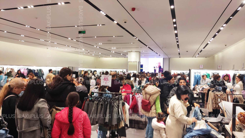 “Black Friday” endirim gününə görə Bakıdakı ticarət mərkəzlərində izdiham müşahidə olunur