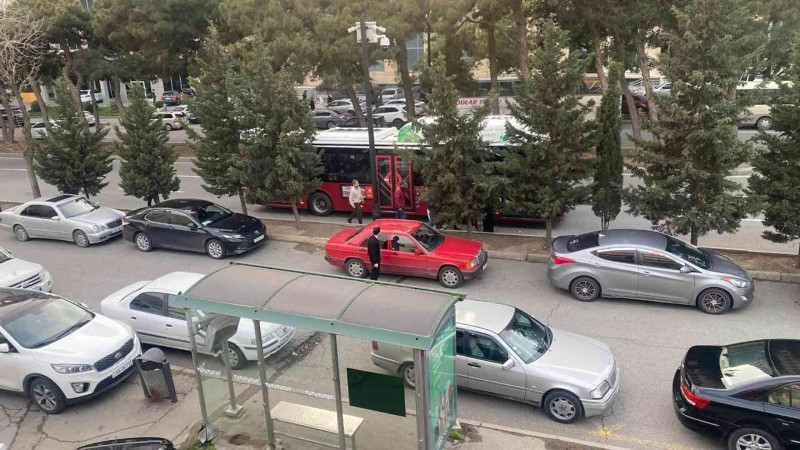 Saməd Vurğun küçəsində dayanacaq parkinqə çevrilib