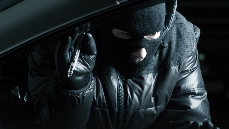 Nərimanov rayonunda avtomobildən 2700 manat oğurlanıb