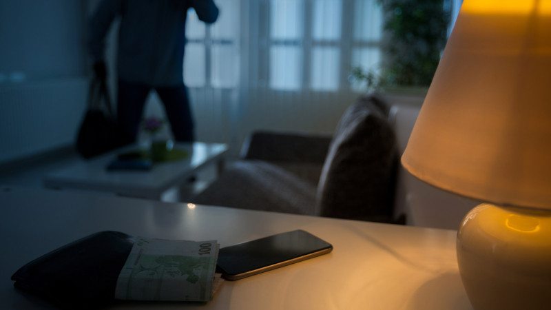 Xətai rayonunda evdən 20.000 AZN oğurlanıb