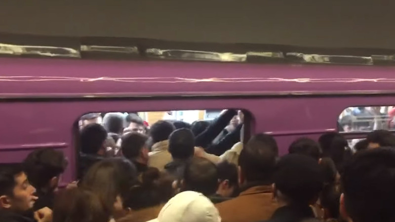 Bakıda “iflic olan” ictimai nəqliyyat artıq adi bir mənzərəyə çevrilib