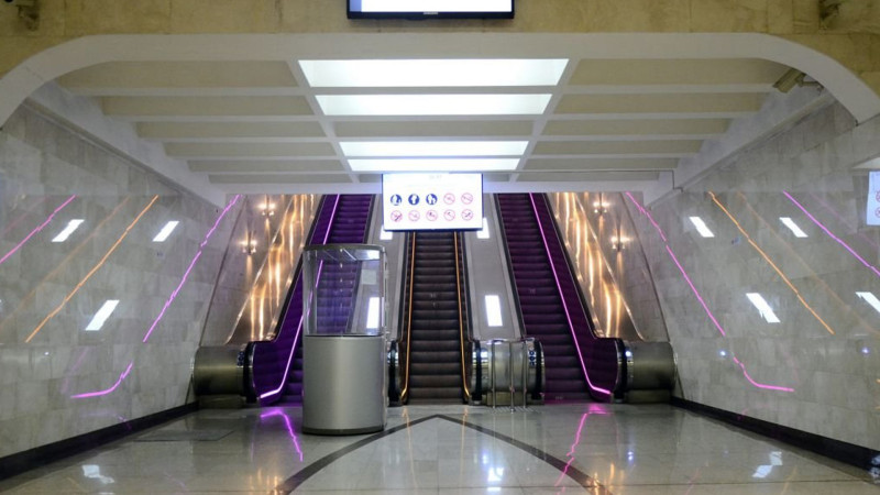 Bakı metrosunda gənc qıza qarşı əxlaqsızlıq edib yumruqla vurdu