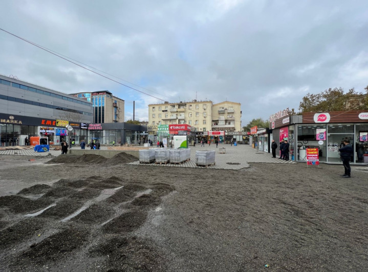 “Nərimanov” metro stansiyasının çıxışında yerləşən meydançada əsaslı təmir işləri aparılır