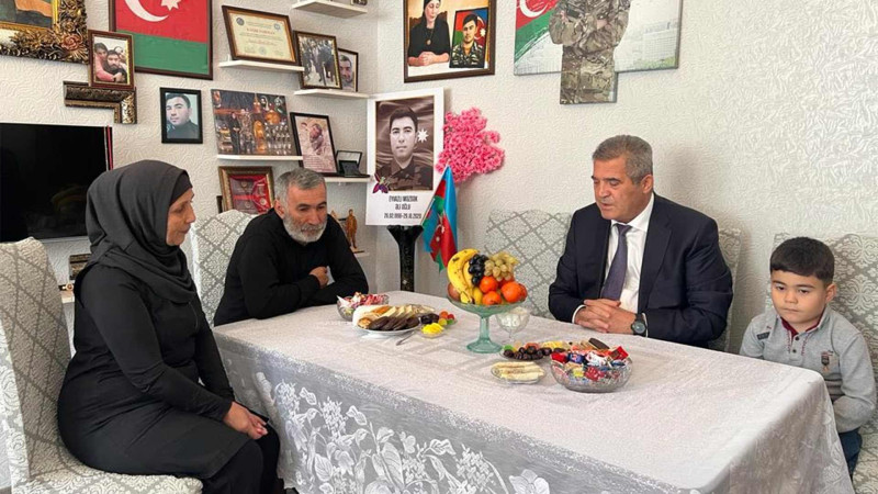 Qaradağ rayon icra hakimiyyətinin başçısı şəhidin ailəsini ziyarət edib