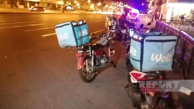 Motosikletçi işıqforun qırmızı işığında yolu keçərkən onu avtomobil vurub