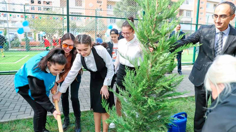 Leyla Əliyeva daha bir abad həyətin açılışında iştirak edib