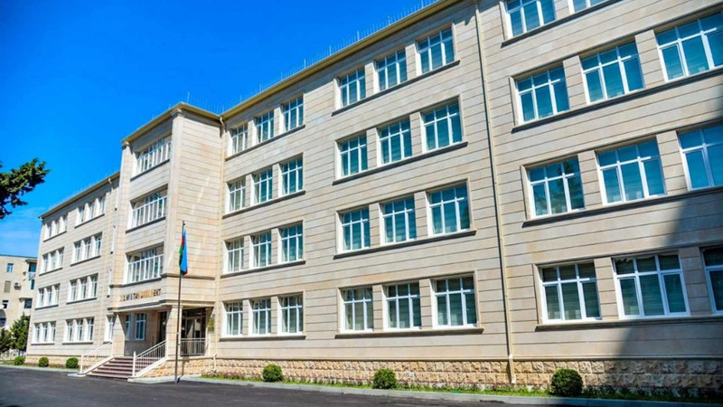 Bakıda sinif otağında şagirdlərin yemək bişirməsinə şərait yaradan məktəb direktoruna şiddətli töhmət verilib