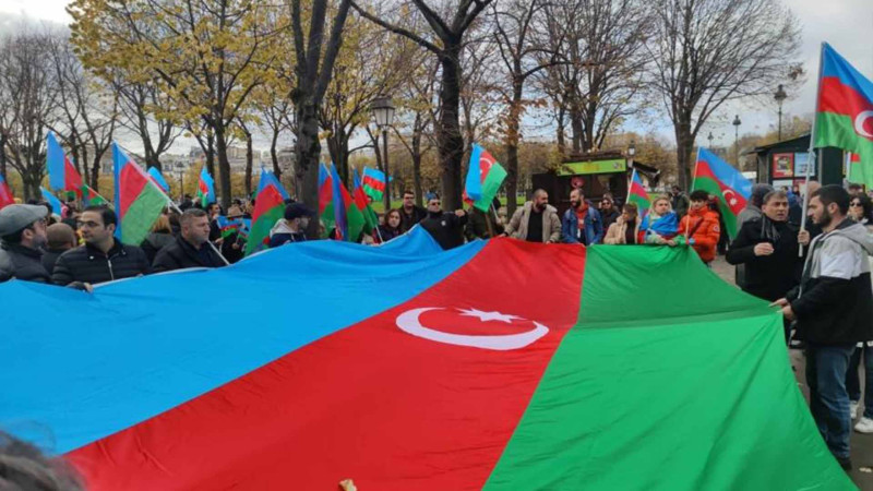 Milli Assambleyanın Parisdəki binasının yaxınlığında Azərbaycan diasporu tərəfindən etiraz aksiyası keçirilir