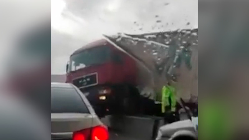 Səhər saatlarında Bakıda TIR qəzaya uğrayıb